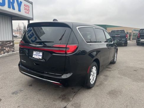 Used 2023 Chrysler Pacifica Touring-L FWD image 10