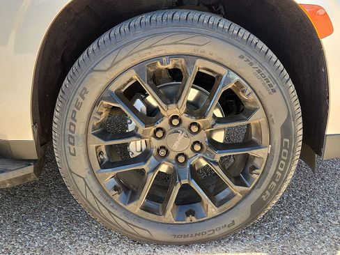 Used 2022 GMC Yukon SLT w/ SLT Premium Package image 7