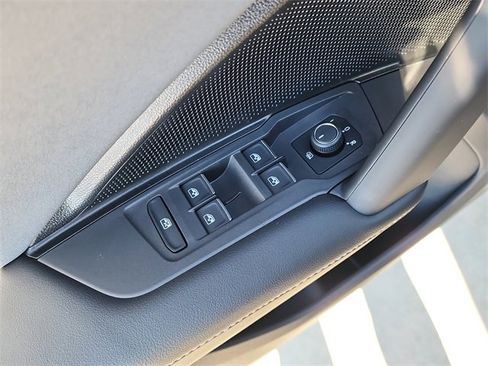 New 2025 Volkswagen Tiguan SE image 11