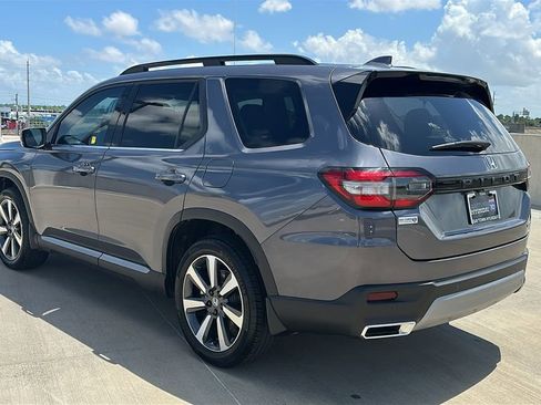 Used 2025 Honda Pilot Touring image 11