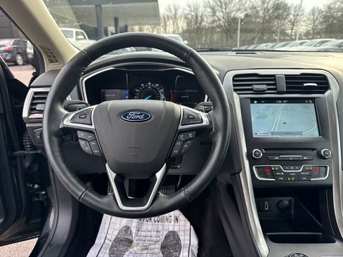 Used 2017 Ford Fusion SE w/ Fusion SE Technology Package image 13