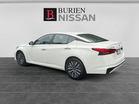 Used 2025 Nissan Altima 2.5 SV FWD image 3