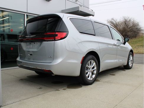 New 2026 Chrysler Pacifica Select image 8