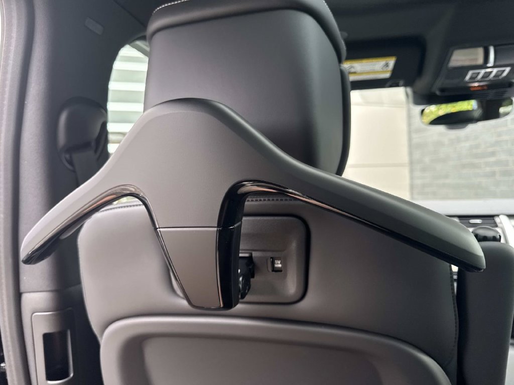 New 2026 Land Rover Discovery Dynamic SE AWD/4WD image 17
