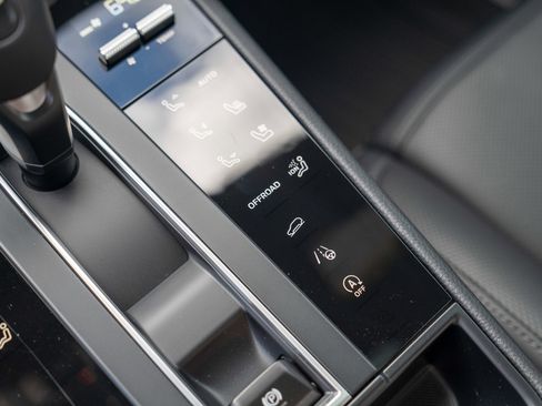 Certified 2026 Porsche Macan AWD/4WD image 19