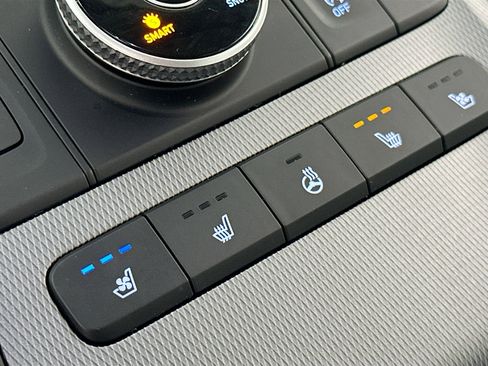 Used 2023 Hyundai Palisade Limited w/ Winter Package image 21