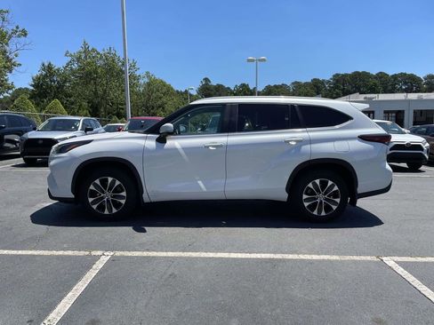 Used 2024 Toyota Highlander XLE AWD/4WD image 11