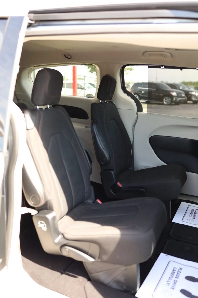Used 2020 Chrysler Pacifica Touring w/ Advanced Safetytec Group FWD image 40