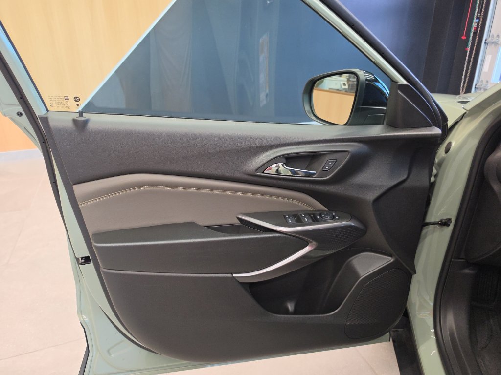 Used 2025 Chevrolet Trax ACTIV FWD image 35