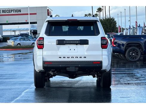 New 2026 Toyota 4Runner SR5 AWD/4WD image 5