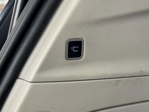 Used 2019 Chrysler Pacifica Touring-L image 17