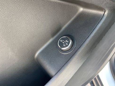Used 2022 Chevrolet Traverse LT FWD image 19