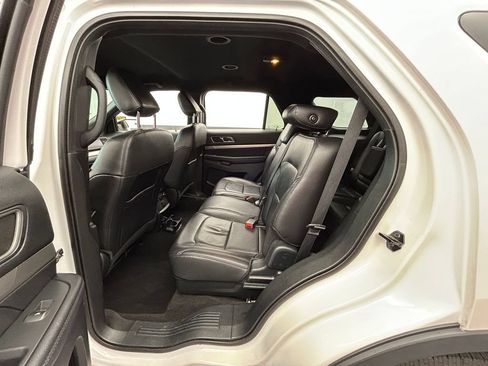 Used 2018 Ford Explorer XLT w/ Equipment Group 202A FWD image 32