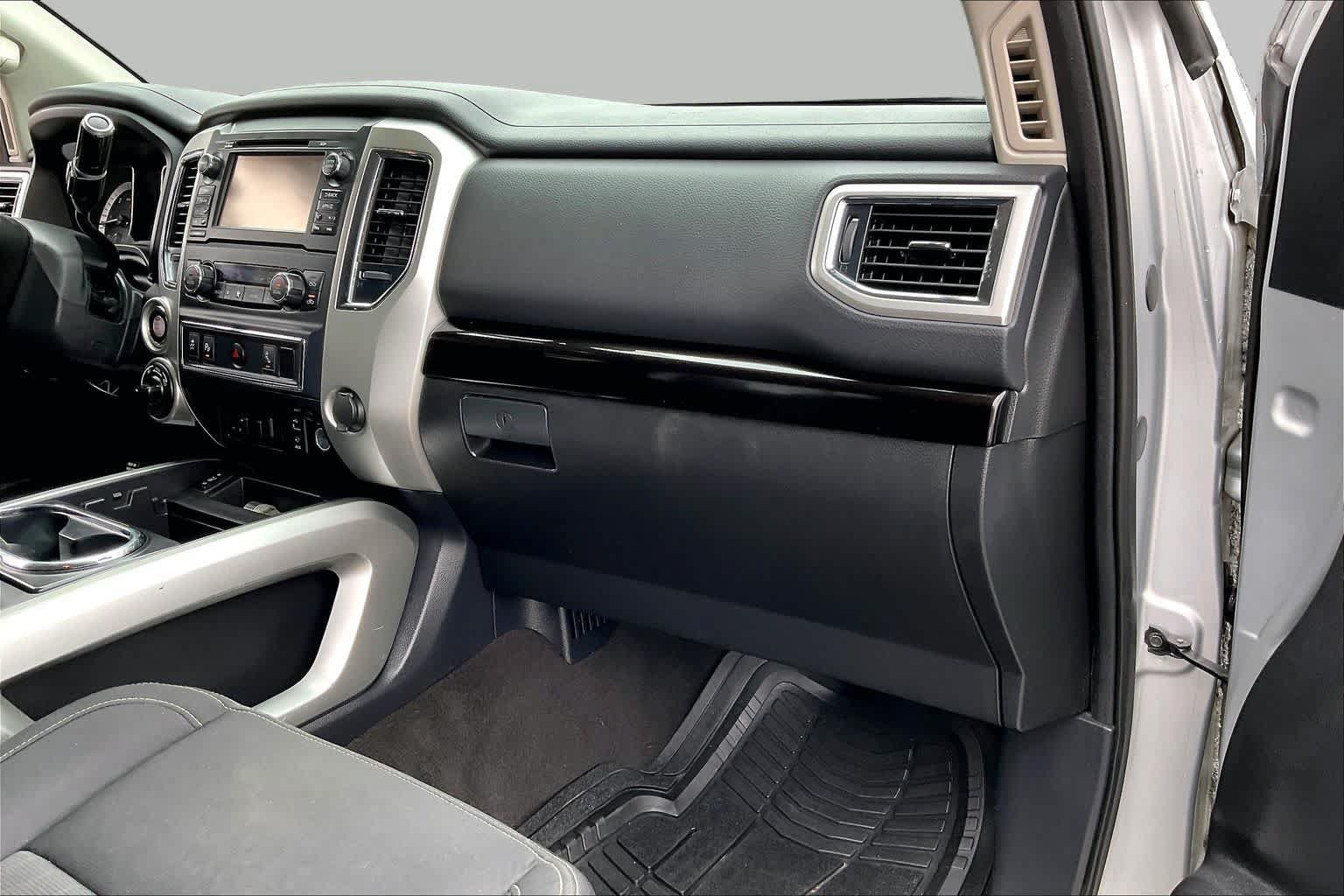 Used 2018 Nissan Titan SV w/ SV Convenience Package AWD/4WD image 18