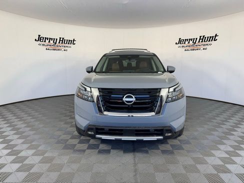 Used 2025 Nissan Pathfinder Platinum image 7