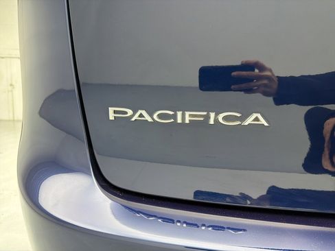 Used 2019 Chrysler Pacifica Touring-L Plus w/ Tire & Wheel Group image 61