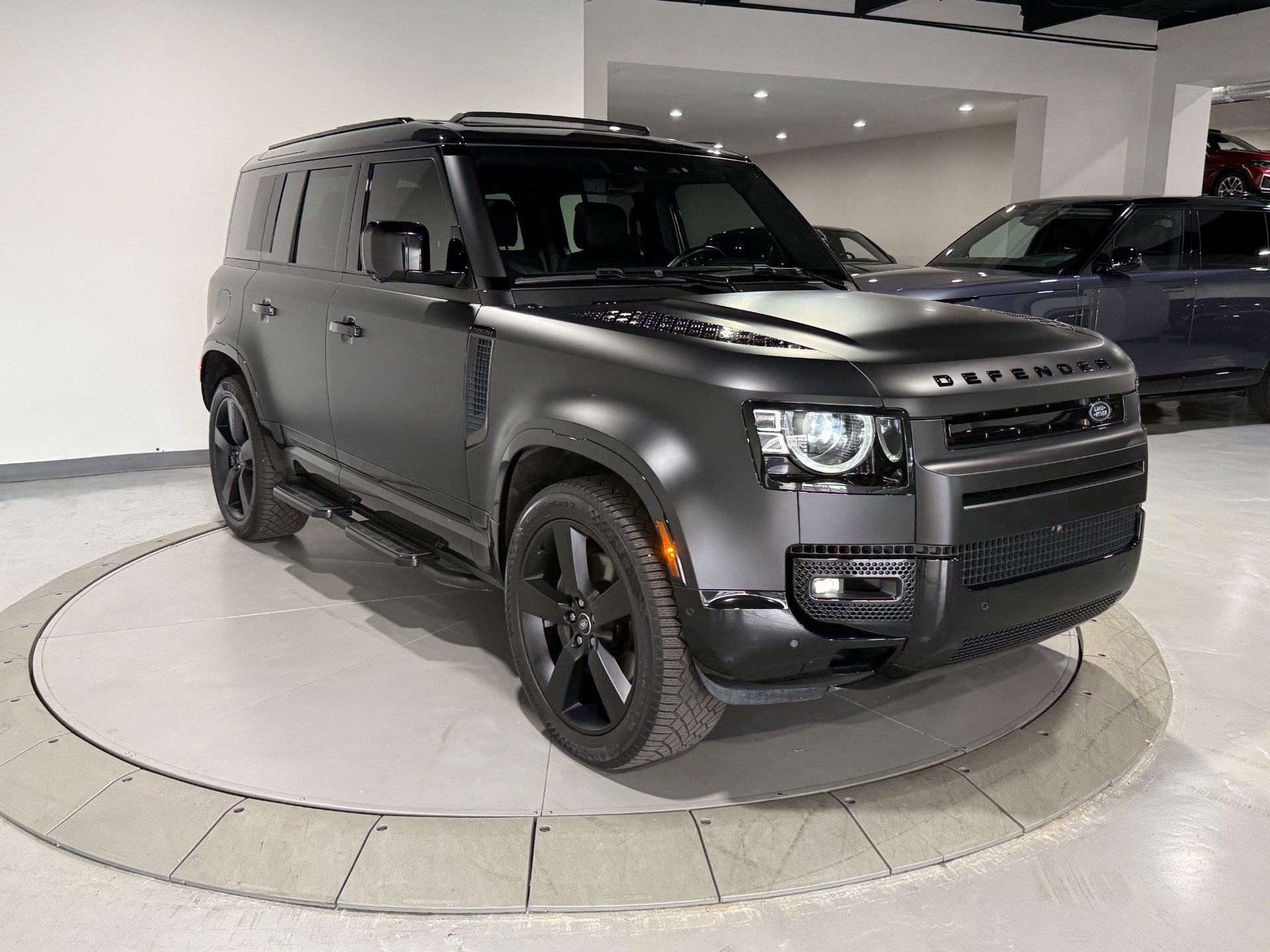 Used 2025 Land Rover Defender 110 X-Dynamic SE AWD/4WD image 5