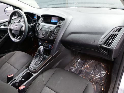 Used 2018 Ford Focus SE w/ SE Appearance Package FWD image 13
