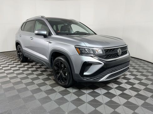 Used 2024 Volkswagen Taos SE image 5