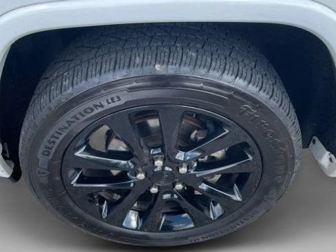 Used 2019 Jeep Grand Cherokee Altitude AWD/4WD image 5