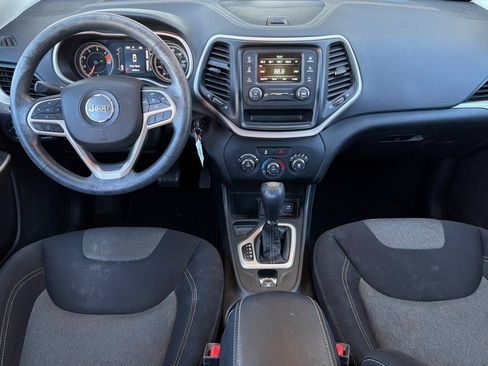 Used 2018 Jeep Cherokee Latitude FWD image 15