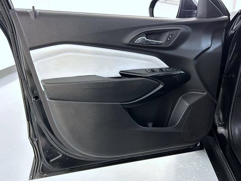 Used 2025 Chevrolet Trax LT FWD image 9