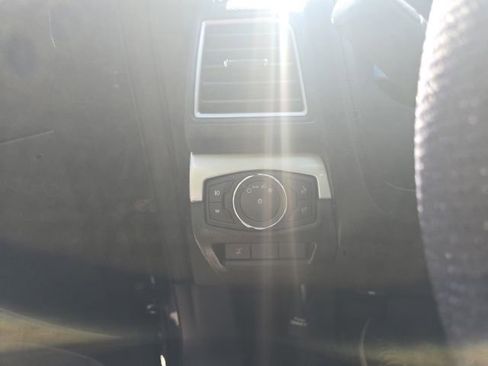 Used 2017 Ford Explorer XLT w/ Equipment Group 202A AWD/4WD image 13