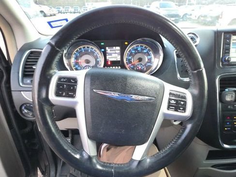 Used 2015 Chrysler Town & Country Touring image 14