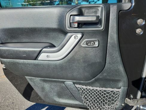 Used 2017 Jeep Wrangler Rubicon w/ Power Convenience Group image 13