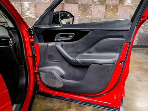 Used 2017 Jaguar F-PACE Premium image 37