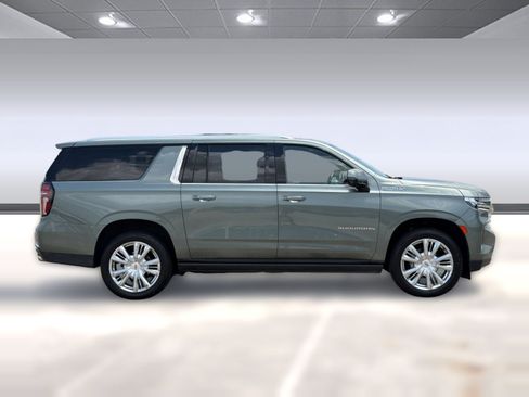 Used 2023 Chevrolet Suburban High Country w/ Premium Package 2 RWD image 8