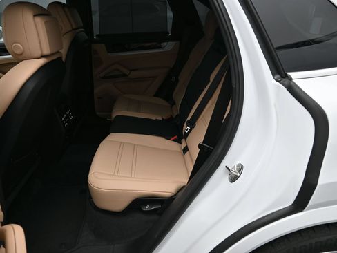 Certified 2025 Porsche Cayenne E-Hybrid AWD/4WD image 17