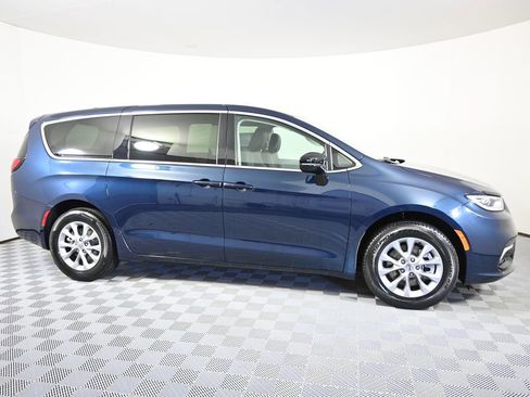 Used 2024 Chrysler Pacifica Touring-L AWD/4WD image 8