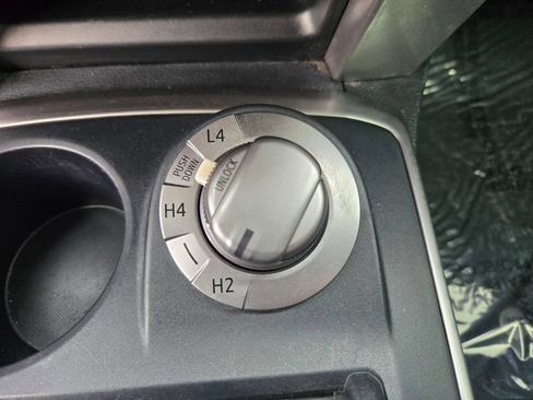 Used 2018 Toyota 4Runner SR5 AWD/4WD image 18