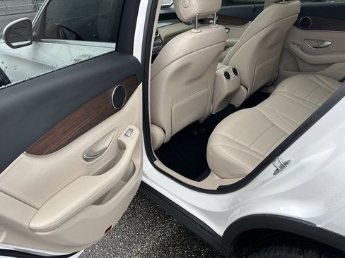 Used 2022 Mercedes-Benz GLC 300 4MATIC image 11