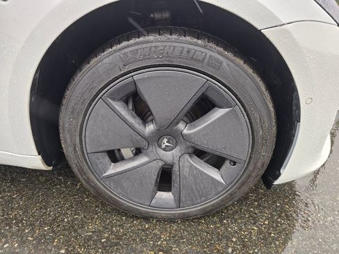 Used 2021 Tesla Model 3 Standard Range Plus image 9