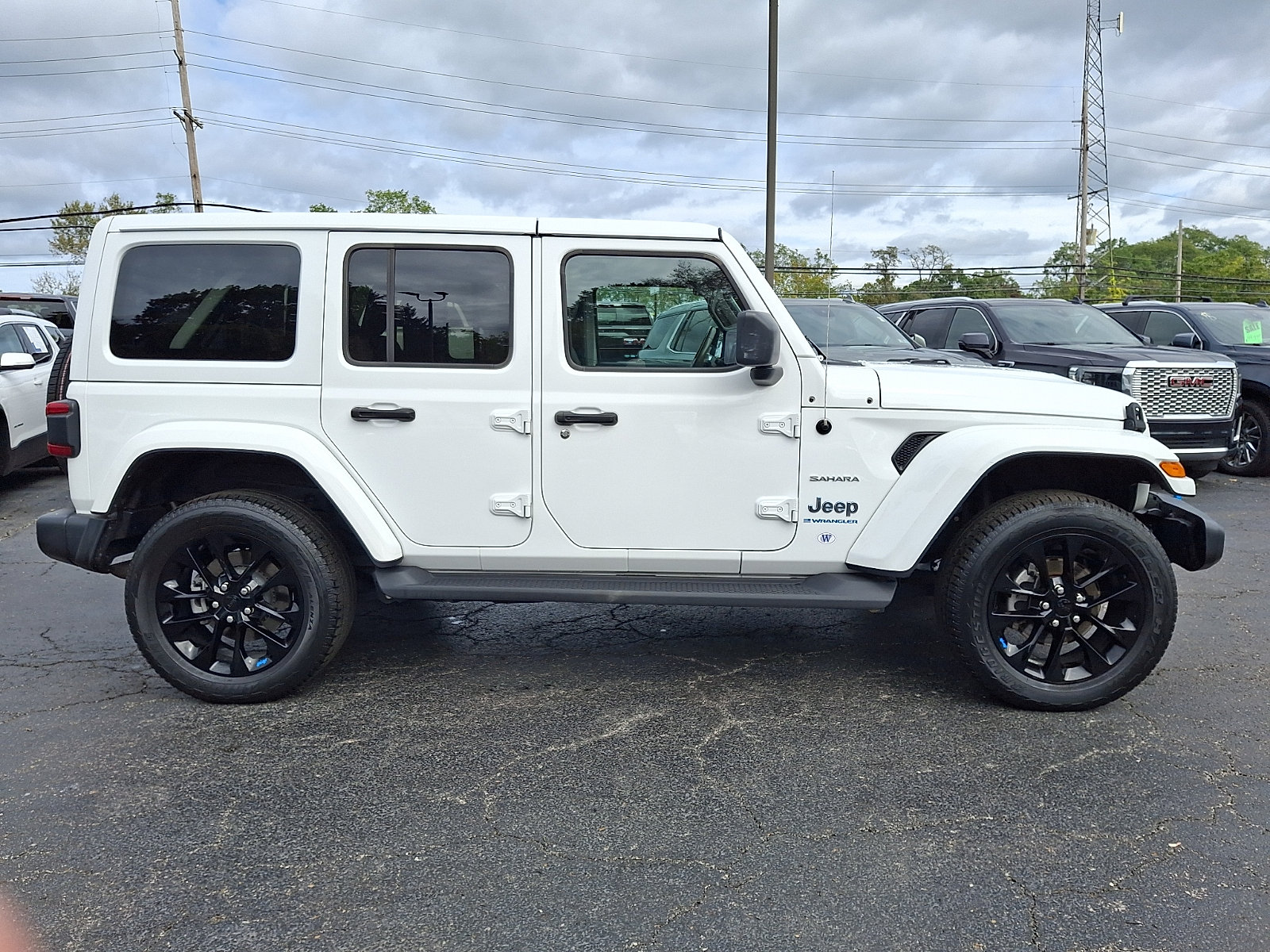 Used 2023 Jeep Wrangler Unlimited Sahara w/ Cold Weather Group AWD/4WD image 7