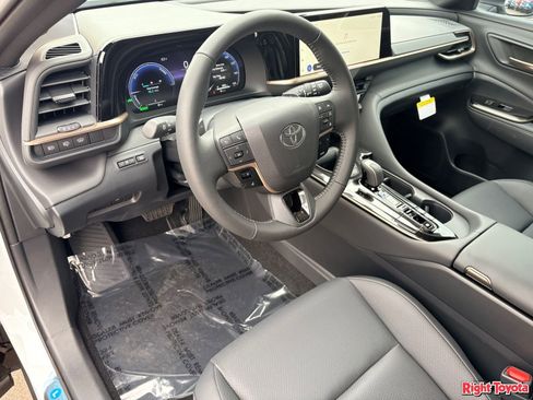 New 2025 Toyota Crown Signia image 11