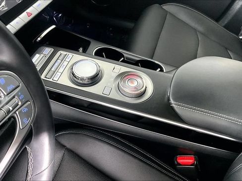 Certified 2025 Genesis GV70 2.5T AWD/4WD image 18