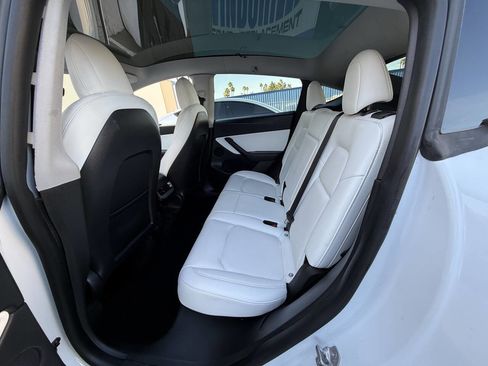 Used 2022 Tesla Model Y Long Range image 22