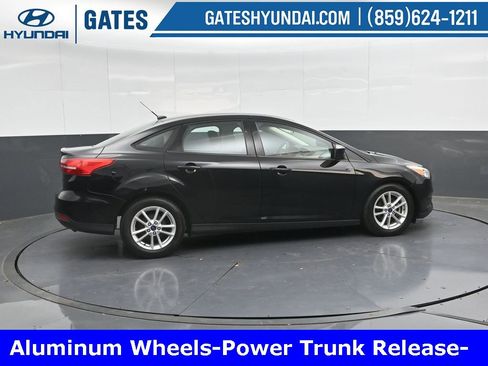 Used 2018 Ford Focus SE image 3