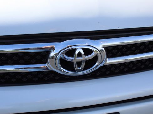 Used 2007 Toyota RAV4 Limited image 9