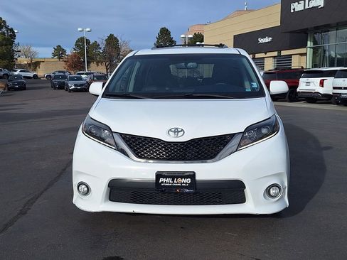 Used 2017 Toyota Sienna SE Premium image 8
