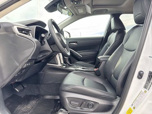 Used 2025 Toyota Corolla Cross XLE image 21