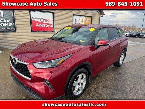 Used 2022 Toyota Highlander LE image 1