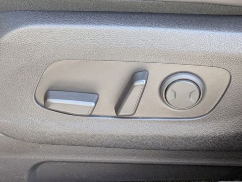 Used 2024 Kia Carnival LX FWD image 17