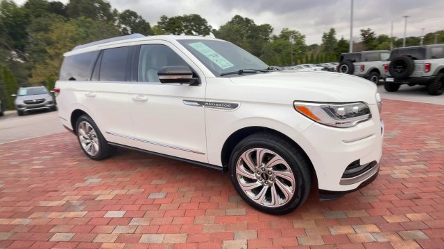 Used 2024 Lincoln Navigator Premiere AWD/4WD image 3