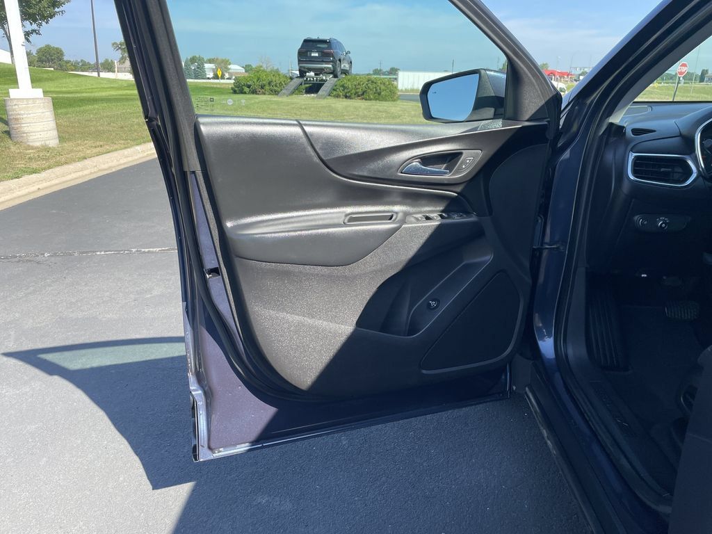 Used 2018 Chevrolet Equinox LT FWD image 19