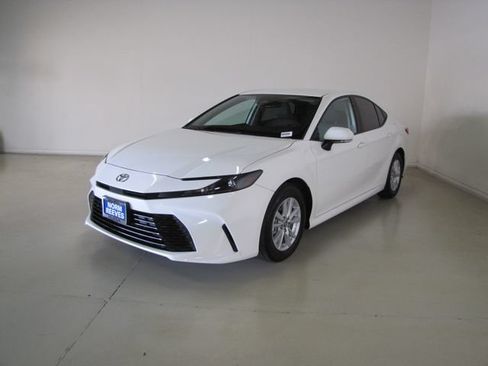 Used 2025 Toyota Camry LE w/ Convenience Package FWD image 1