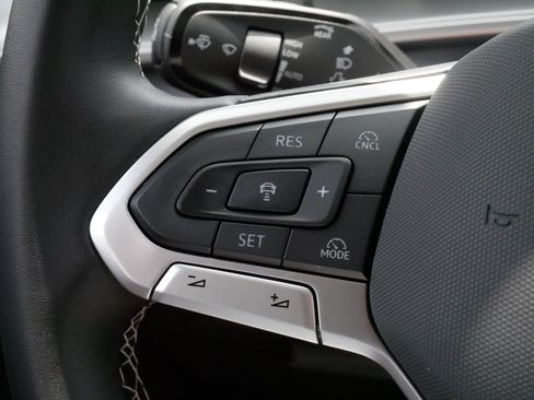 Certified 2025 Volkswagen Tiguan SE AWD/4WD image 25